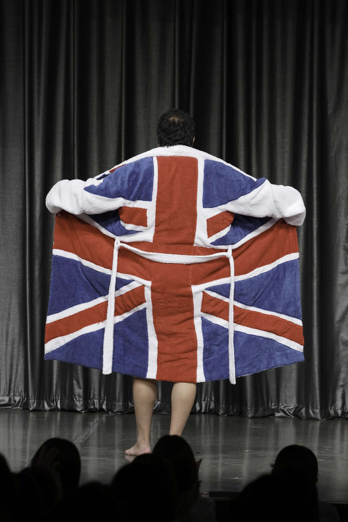 英国の人気オーディション番組「ブリテンズ・ゴット・タレント」で決勝進出後、劇場公演に初出演して英国国旗柄のバスローブ姿で登場したとにかく明るい安村
