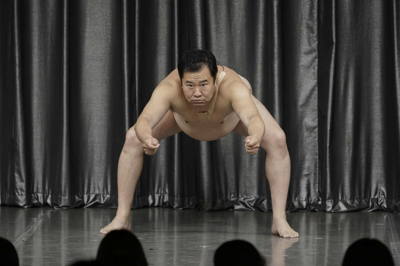 英国の人気オーディション番組「ブリテンズ・ゴット・タレント」で決勝進出後、劇場公演に初出演した、とにかく明るい安村