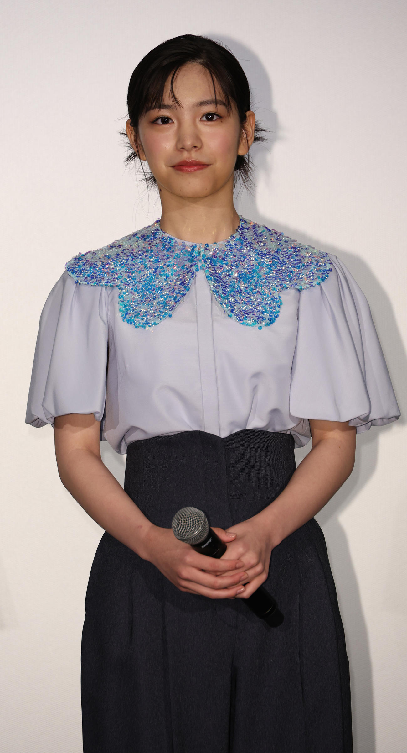 映画「水は海に向かって流れる」の舞台あいさつをする當真あみ（撮影・中島郁夫）