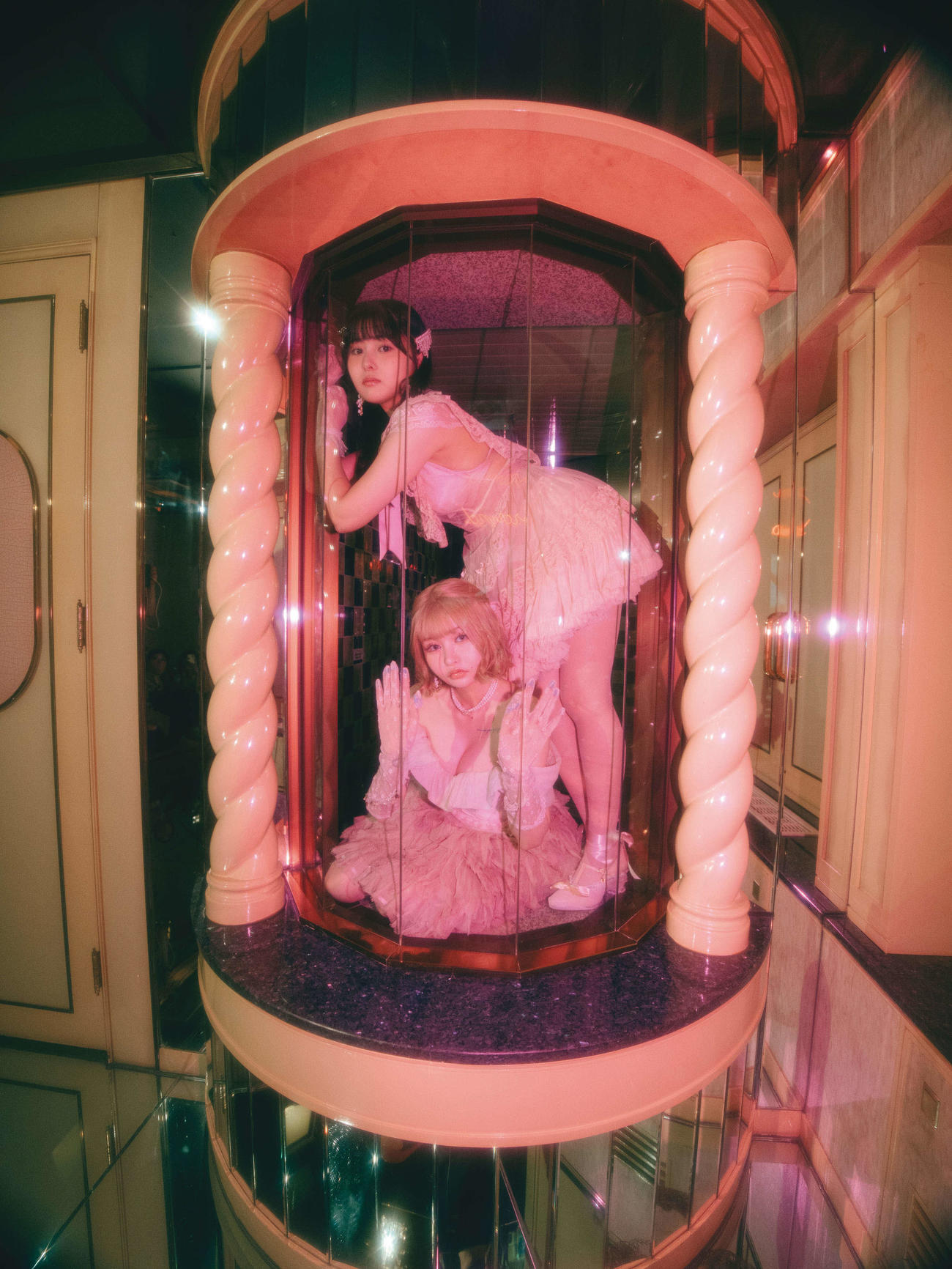 「戦慄かなの×頓知気さきな　femme fataleビジュアルブック」から（C）KODANSHA