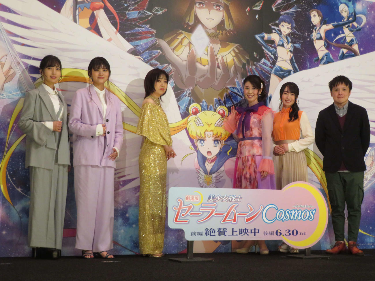 アニメ映画「劇場版　美少女戦士セーラームーンCosmos」前編公開記念舞台あいさつに登壇した、左から佐倉綾音、早見沙織、林原めぐみ、三石琴乃、水樹奈々、高橋知也監督（撮影・村上幸将）
