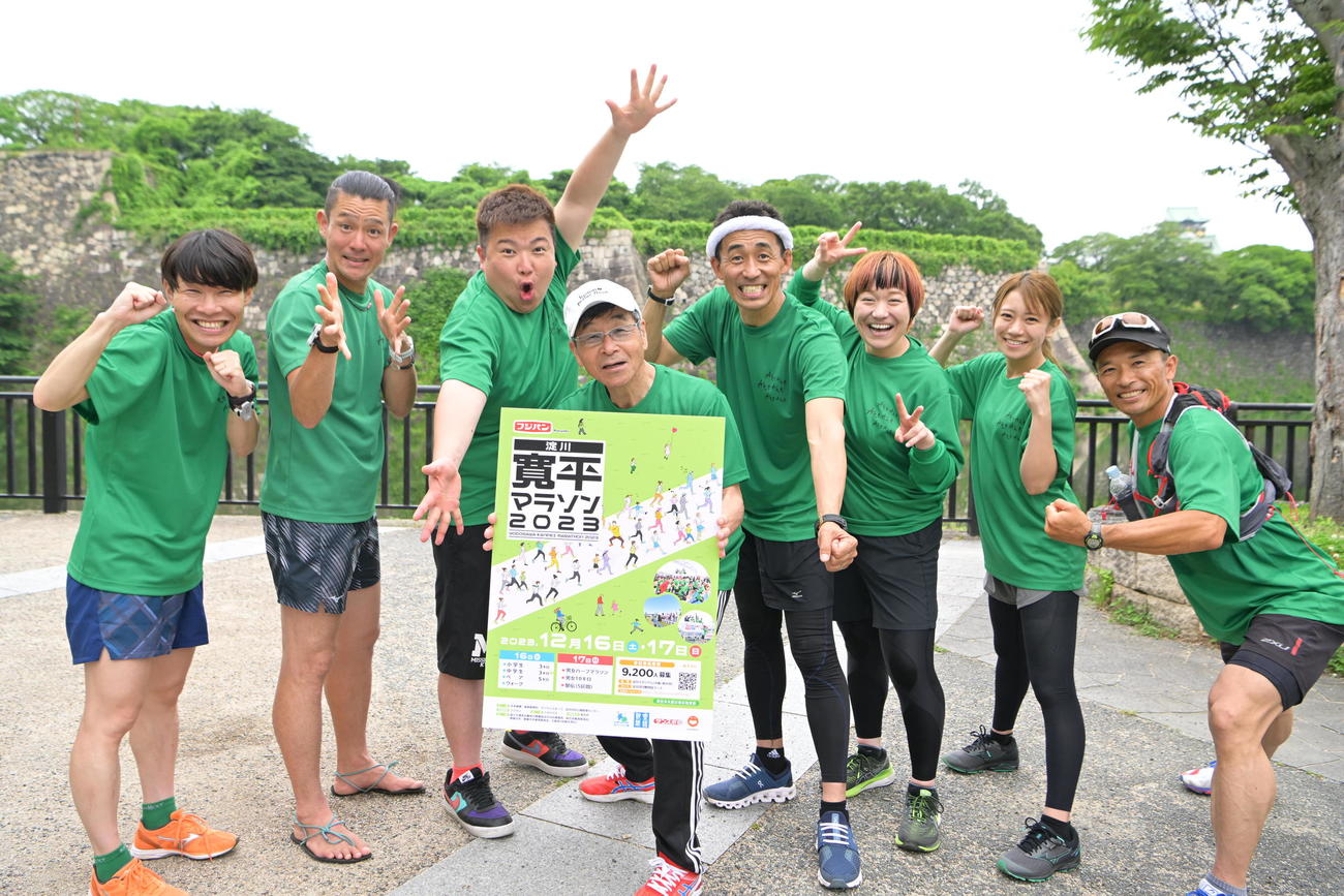 今年の淀川寛平マラソンを発表した間寛平（中央）ら
