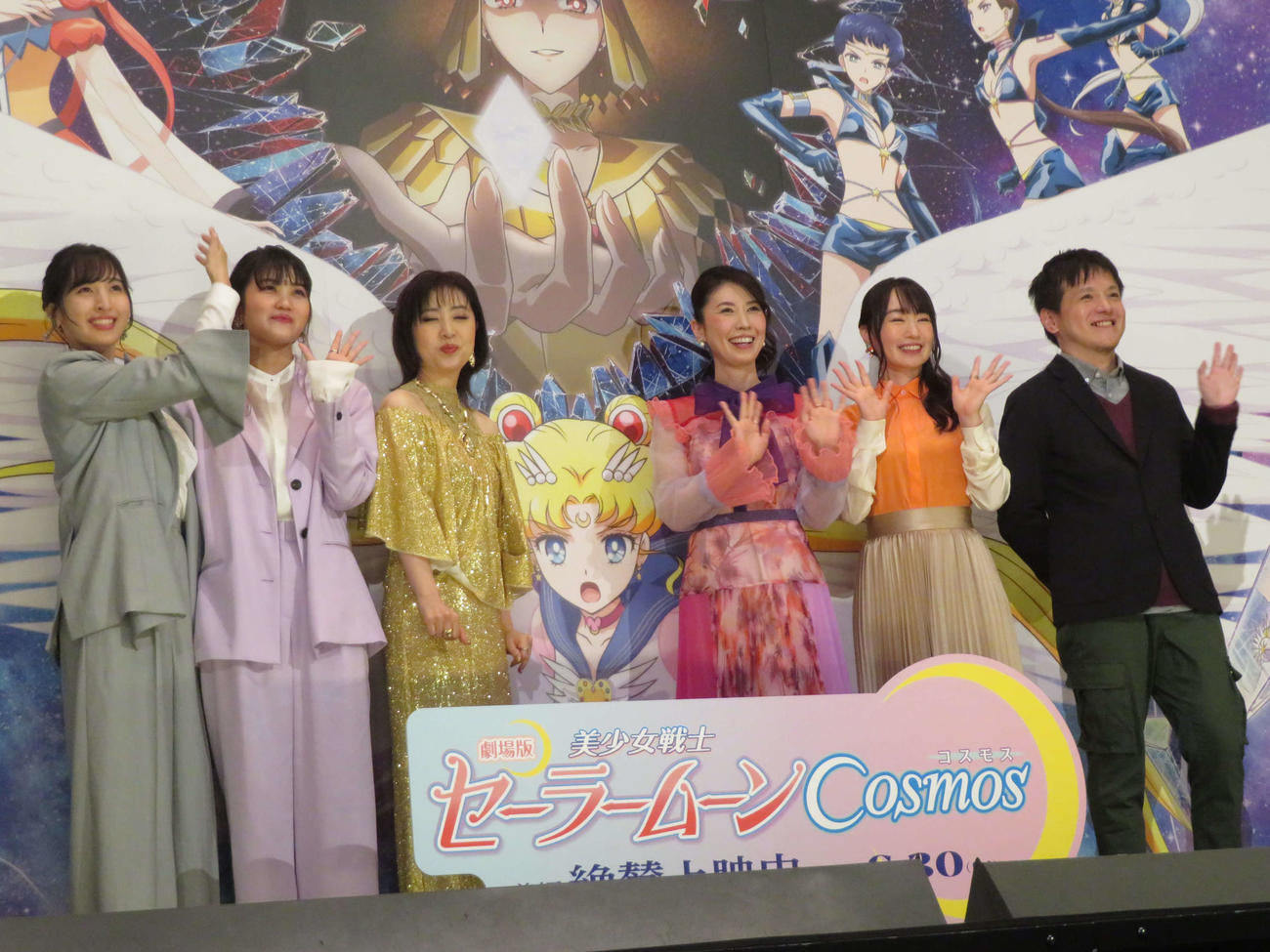 アニメ映画「劇場版　美少女戦士セーラームーンCosmos」前編公開記念舞台あいさつに登壇した、左から佐倉綾音、早見沙織、林原めぐみ、三石琴乃、水樹奈々、高橋知也監督（撮影・村上幸将）