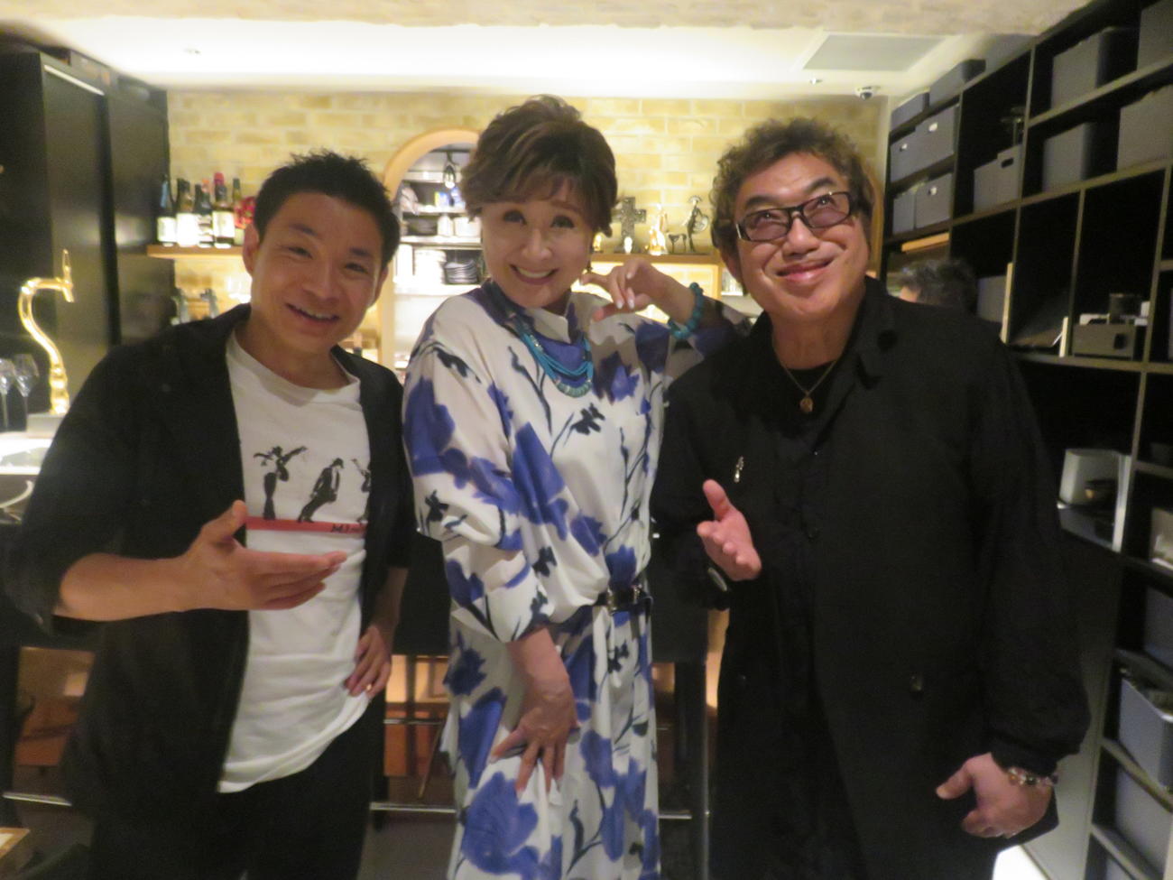 「pentolaC」の開店パーティーに駆けつけた、左から蛯名健一、小林幸子とコロッケ