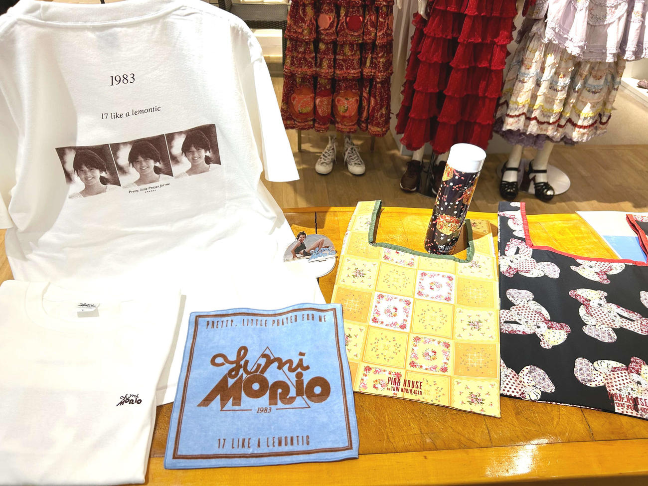 森尾由美の歌手デビュー40周年記念グッズ（撮影・松尾幸之介）