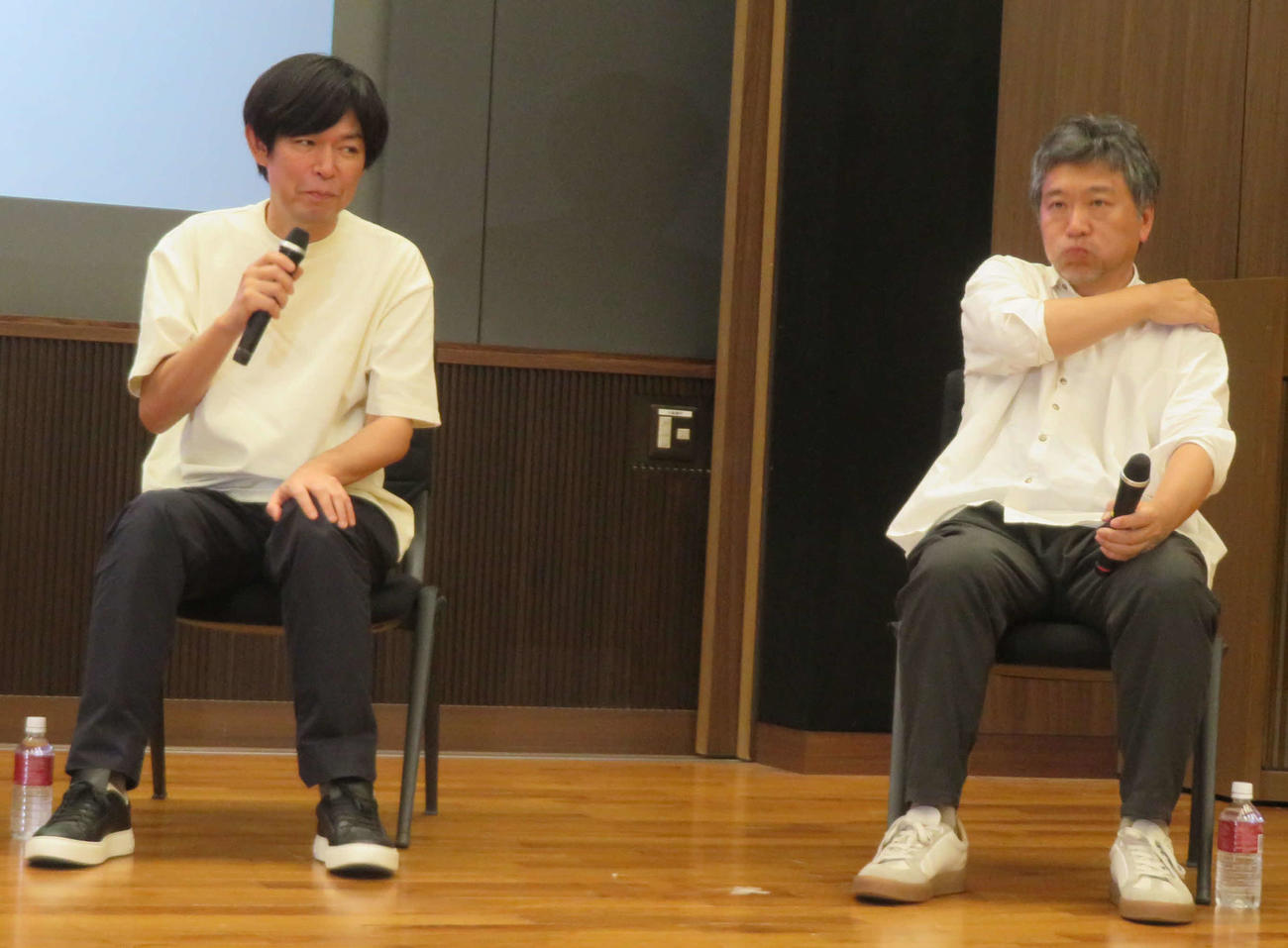 早大「マスターズ・オブ・シネマ」の講義にゲストとして登場した坂元裕二氏（左）と是枝裕和監督（撮影・村上幸将）