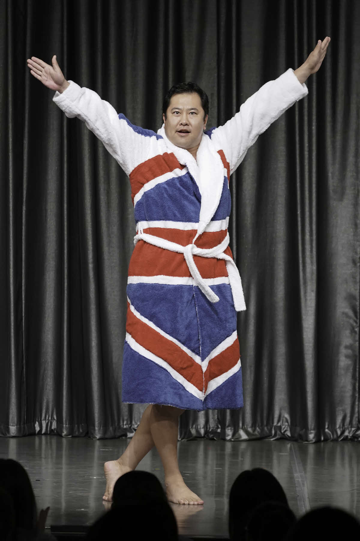 英国の人気オーディション番組「ブリテンズ・ゴット・タレント」で決勝進出後、劇場公演に初出演して英国国旗柄のバスローブ姿で登場した、とにかく明るい安村
