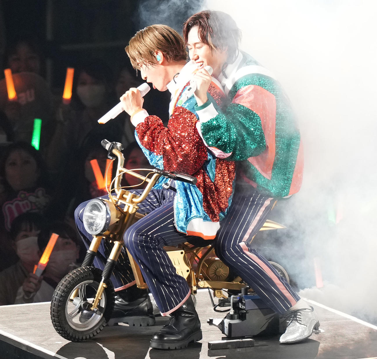 小型バイクにまたがり熱唱するSnow Manの向井（左）と阿部（撮影・鈴木みどり）