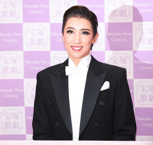 退団記者会見に臨む真風涼帆（撮影・宮地輝）