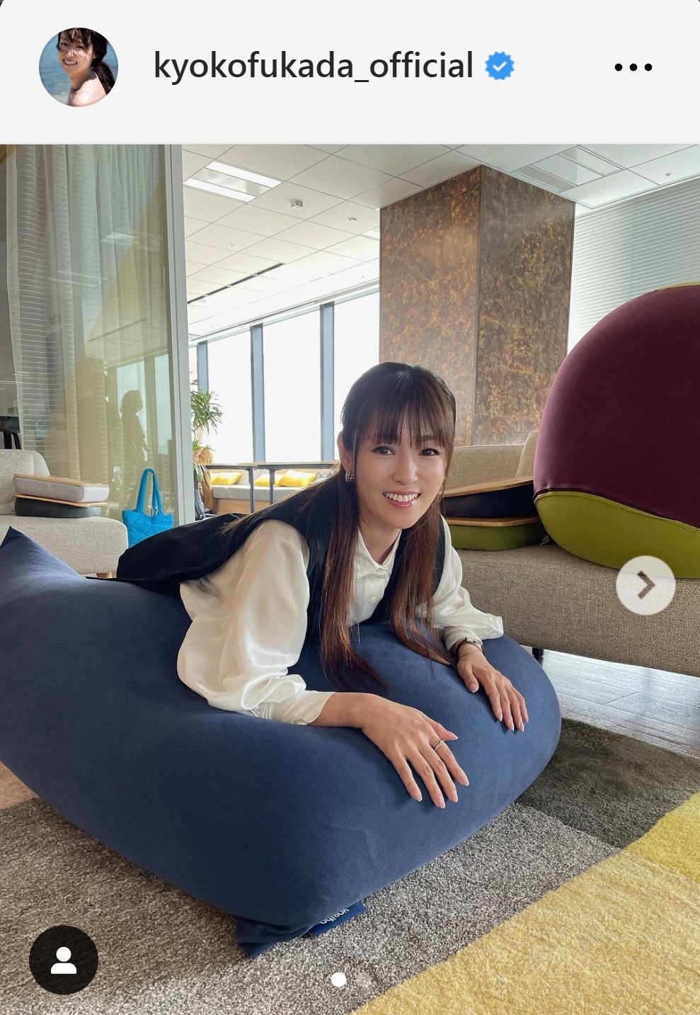 Yogiboにダイブする深田恭子（深田恭子のインスタグラムから）