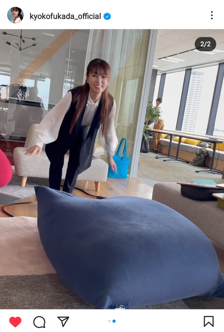 Yogiboにダイブする深田恭子（深田恭子のインスタグラムから）