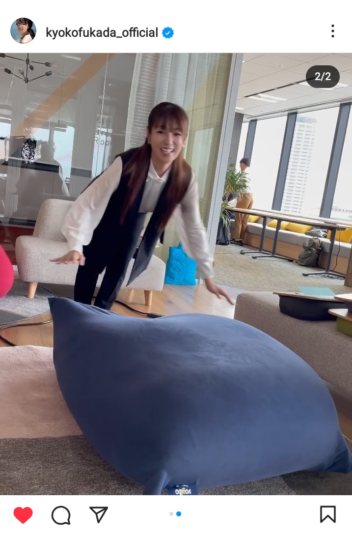 Yogiboにダイブする深田恭子（深田恭子のインスタグラムから）
