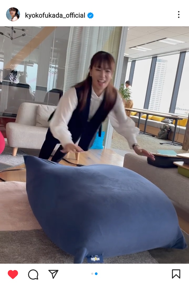 Yogiboにダイブする深田恭子（深田恭子のインスタグラムから）
