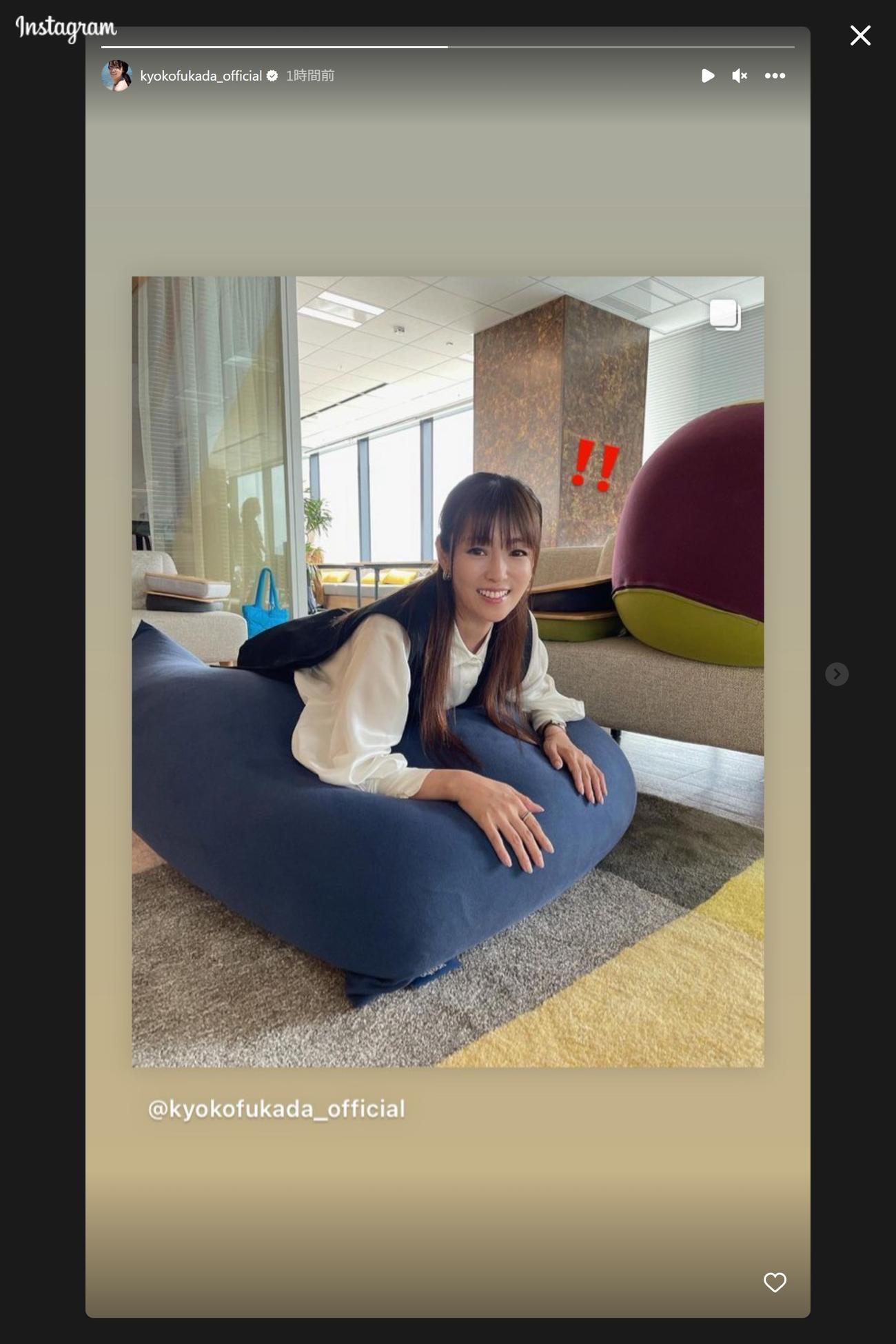 Yogiboにダイブする深田恭子（深田恭子のインスタグラムから）