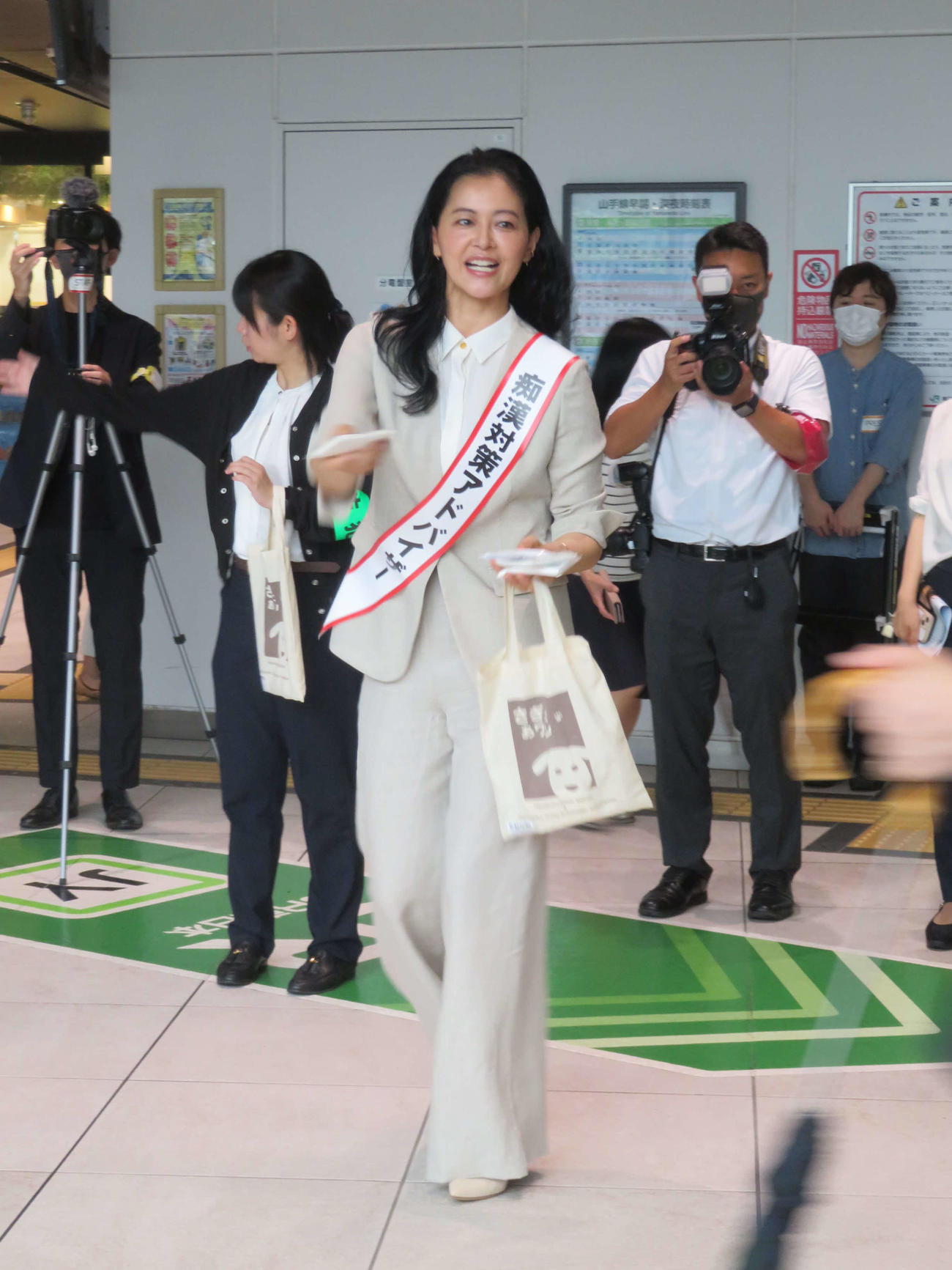 警視庁原宿署の痴漢対策アドバイザーに就任しJR原宿駅痴漢事犯対策キャンペーンを行った黒谷友香（撮影・村上幸将）