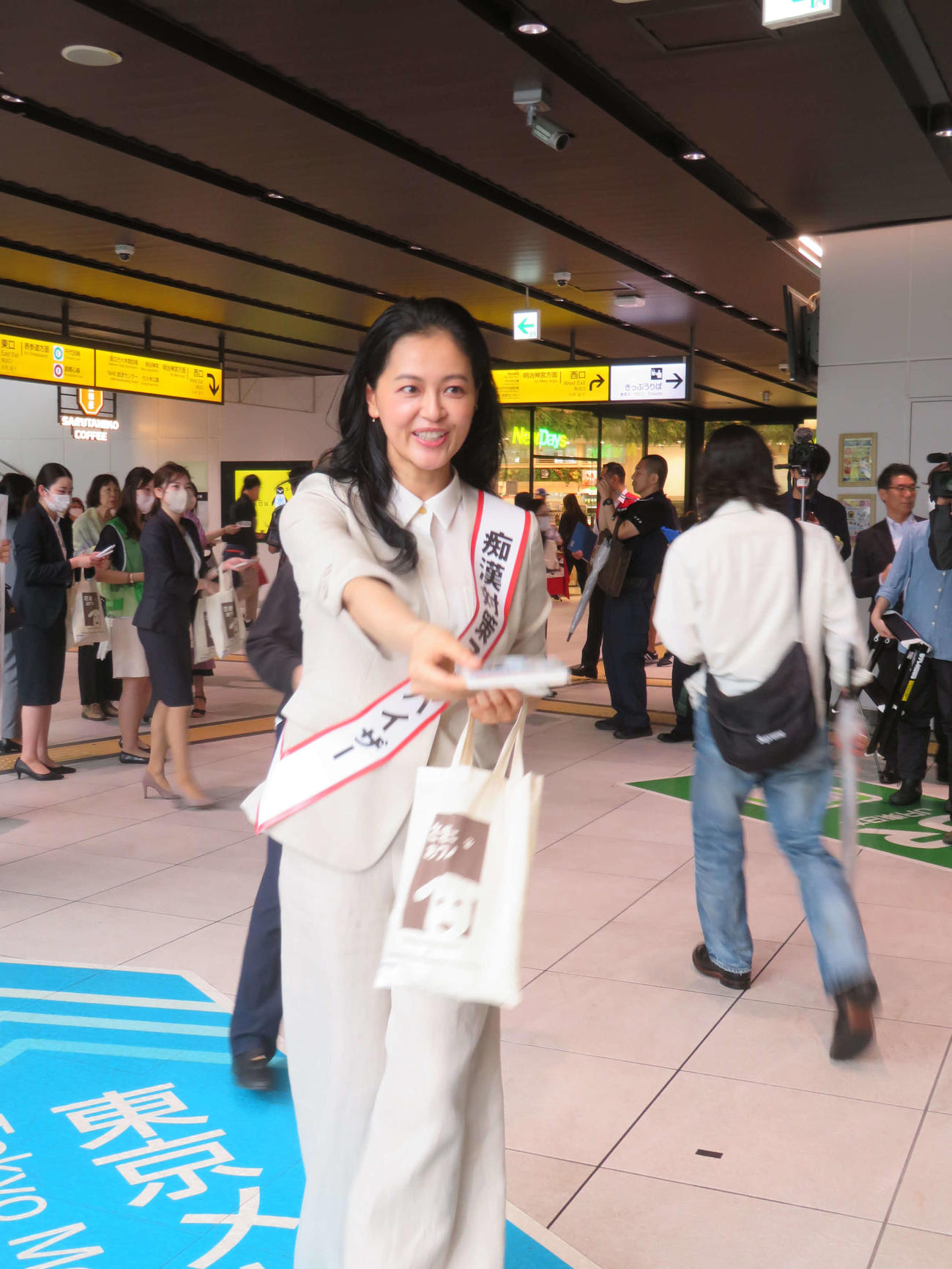 警視庁原宿署の痴漢対策アドバイザーに就任しJR原宿駅痴漢事犯対策キャンペーンを行った黒谷友香（撮影・村上幸将）