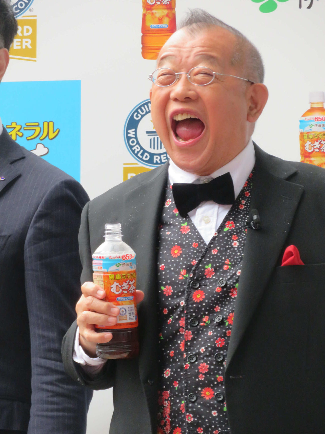 伊藤園「健康ミネラルむぎ茶」ギネス世界記録認定授与式・巨大気球出航式で、自身の顔が描かれた巨大気球が飛び、喜ぶ笑福亭鶴瓶（撮影・村上幸将）