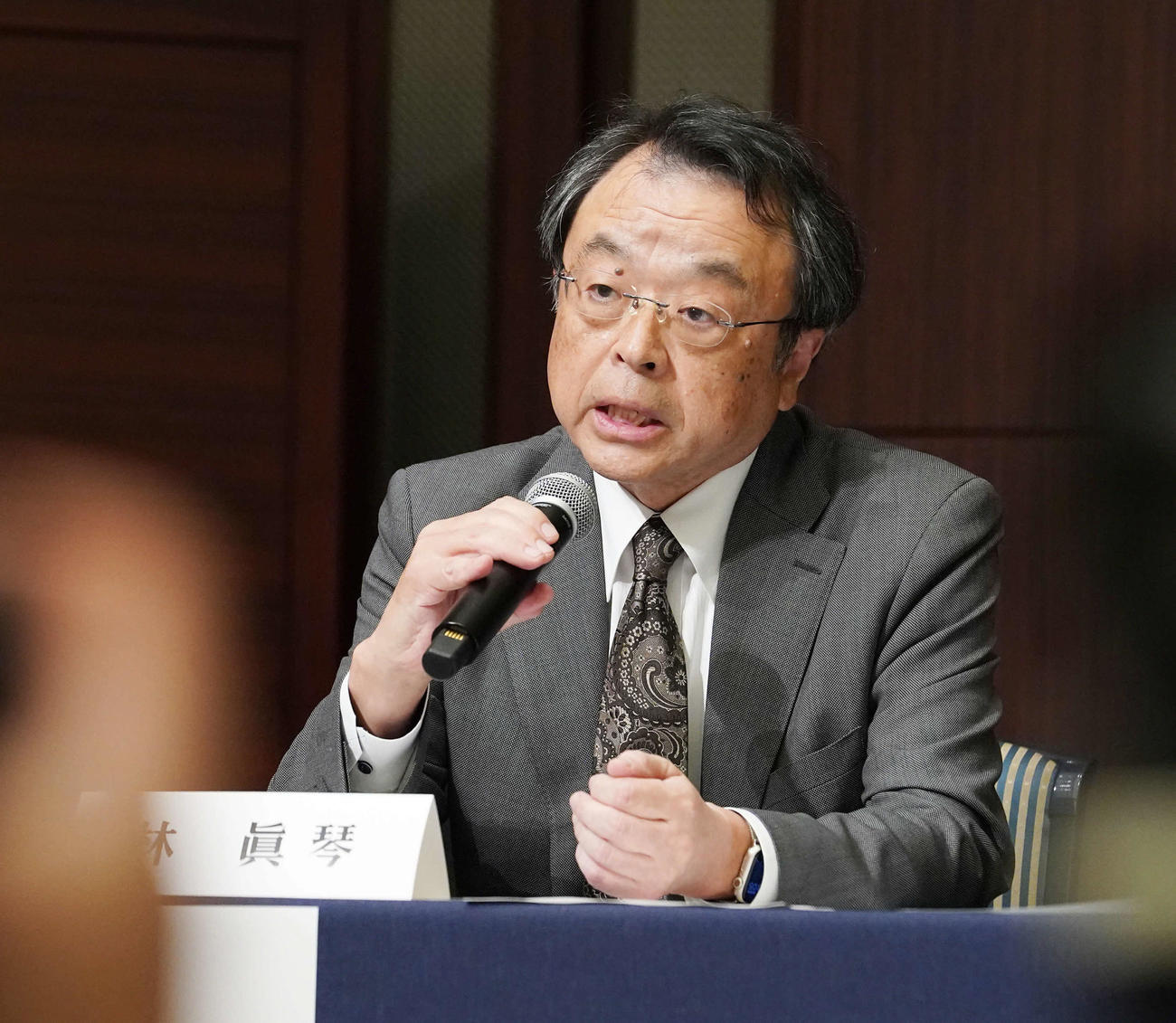 ジャニーズ事務所問題再発防止特別チーム記者会見に臨む林座長（撮影・小沢裕）