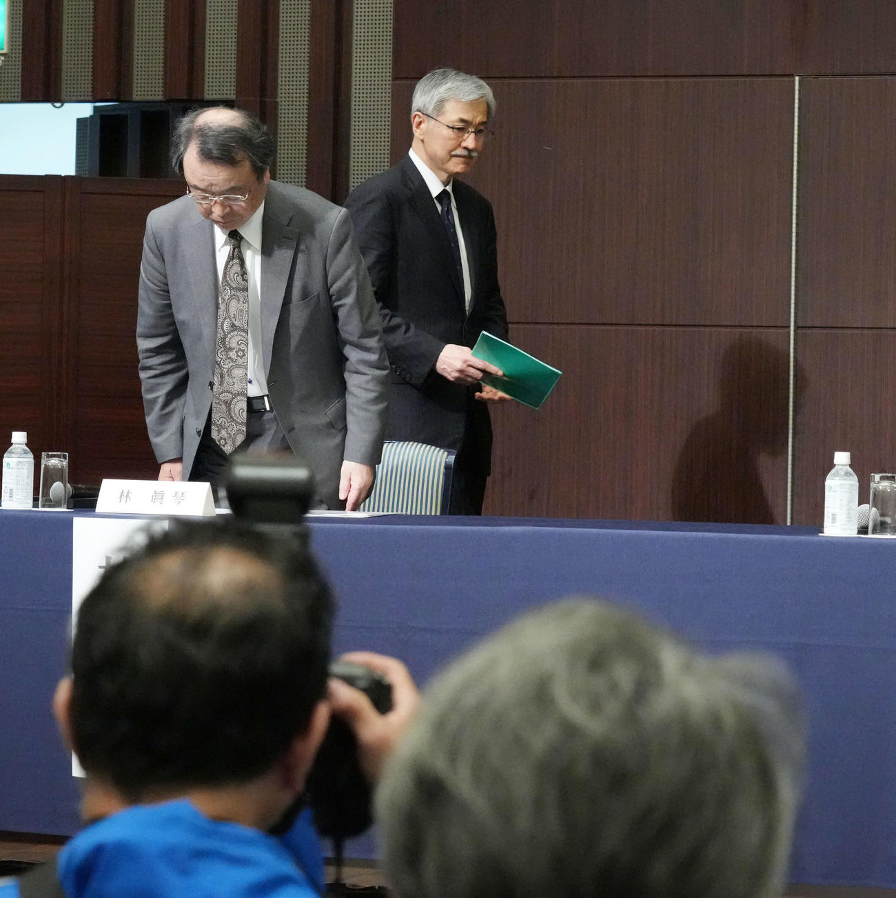 ジャニーズ事務所問題再発防止特別チーム記者会見に臨む林座長（左）と精神科医の飛鳥井氏（撮影・小沢裕）