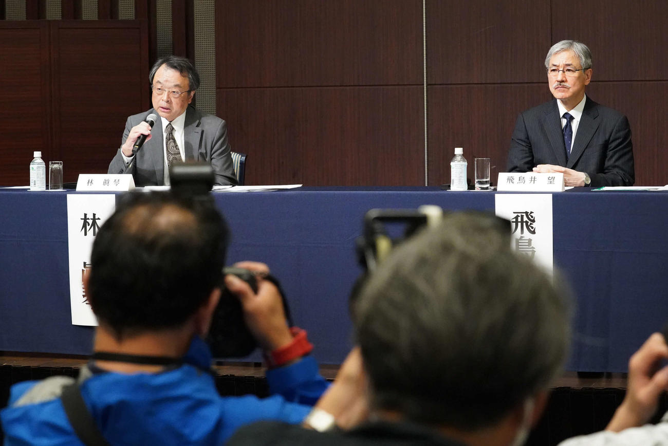 ジャニーズ事務所問題再発防止特別チーム記者会見に臨む林座長（左）と精神科医の飛鳥井氏（撮影・小沢裕）