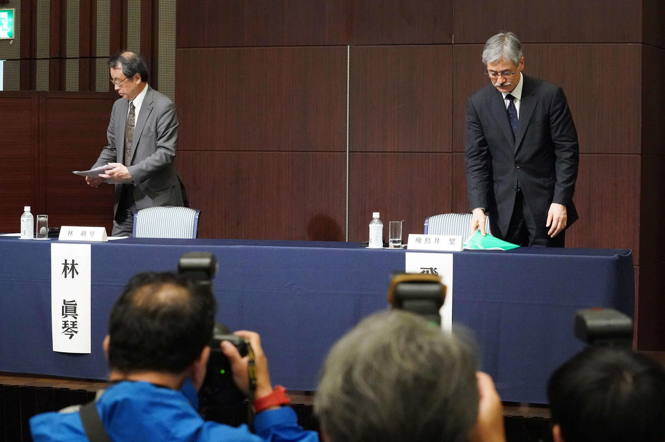 ジャニーズ事務所問題再発防止特別チーム記者会見を終え席を立つ林座長（左）と精神科医の飛鳥井氏（撮影・小沢裕）