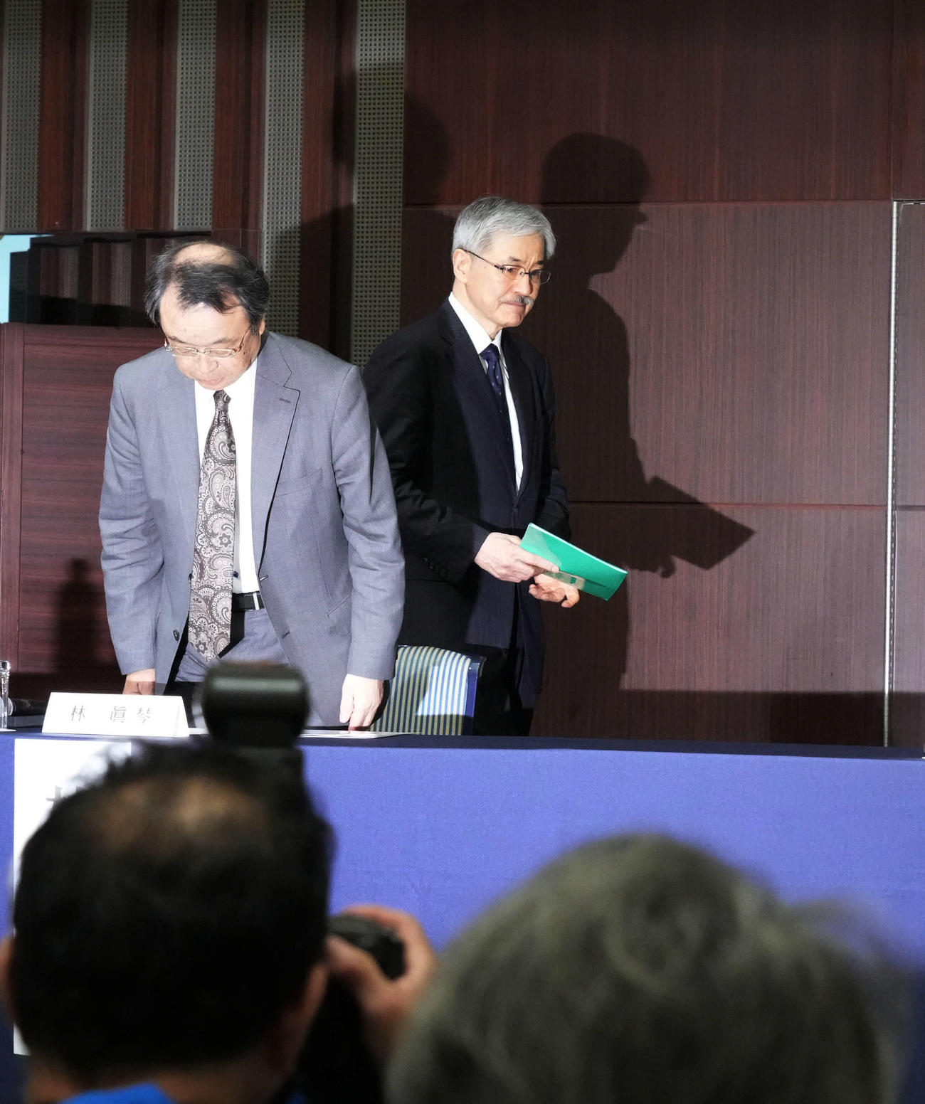 ジャニーズ事務所問題再発防止特別チーム記者会見に臨む林座長（左）と精神科医の飛鳥井氏（撮影・小沢裕）