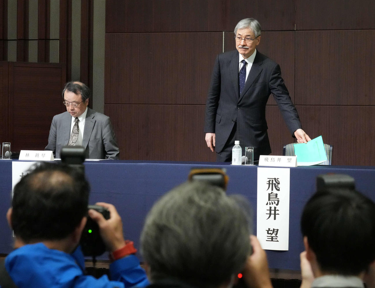 ジャニーズ事務所問題再発防止特別チーム記者会見に臨む林座長（左）と精神科医の飛鳥井氏（撮影・小沢裕）