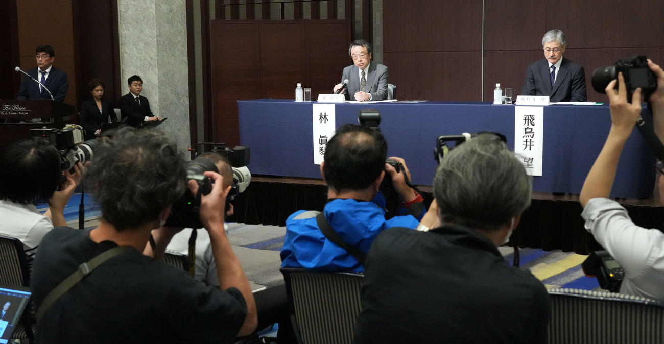 ジャニーズ事務所問題再発防止特別チーム記者会見に臨む林座長（左）と精神科医の飛鳥井氏（撮影・小沢裕）