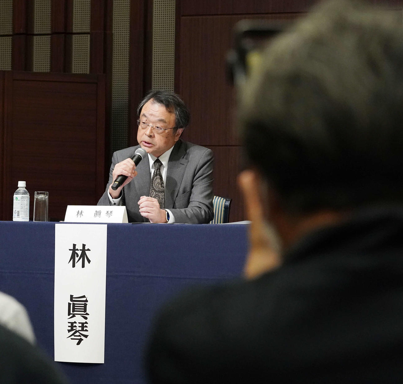 ジャニーズ事務所問題再発防止特別チーム記者会見に臨む林座長（撮影・小沢裕）
