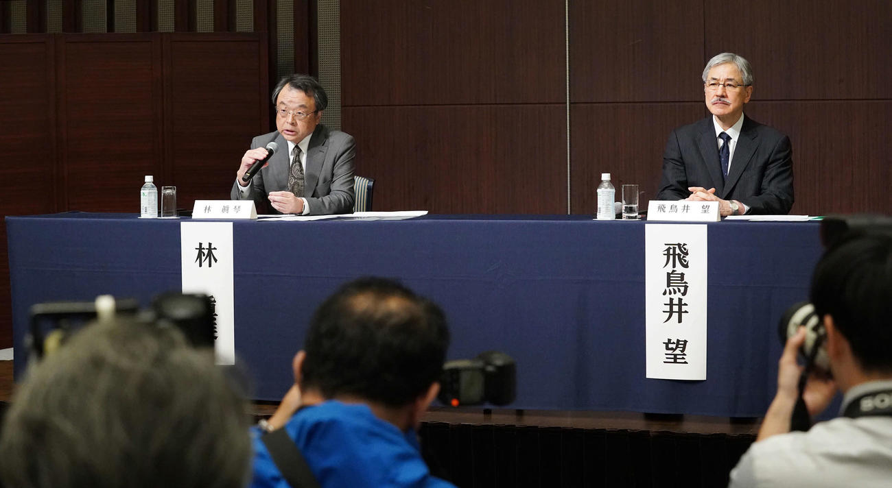 ジャニーズ事務所問題再発防止特別チーム記者会見に臨む林座長（左）と精神科医の飛鳥井氏（撮影・小沢裕）