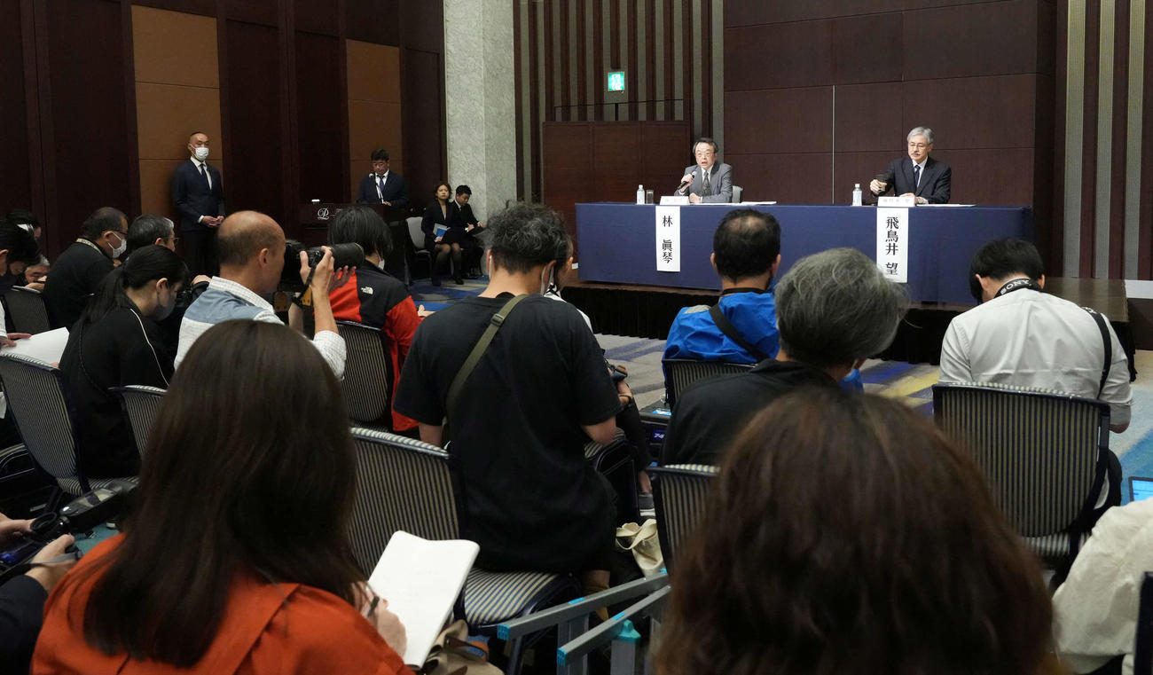 ジャニーズ事務所問題再発防止特別チーム記者会見に臨む林座長（左）と精神科医の飛鳥井氏（撮影・小沢裕）