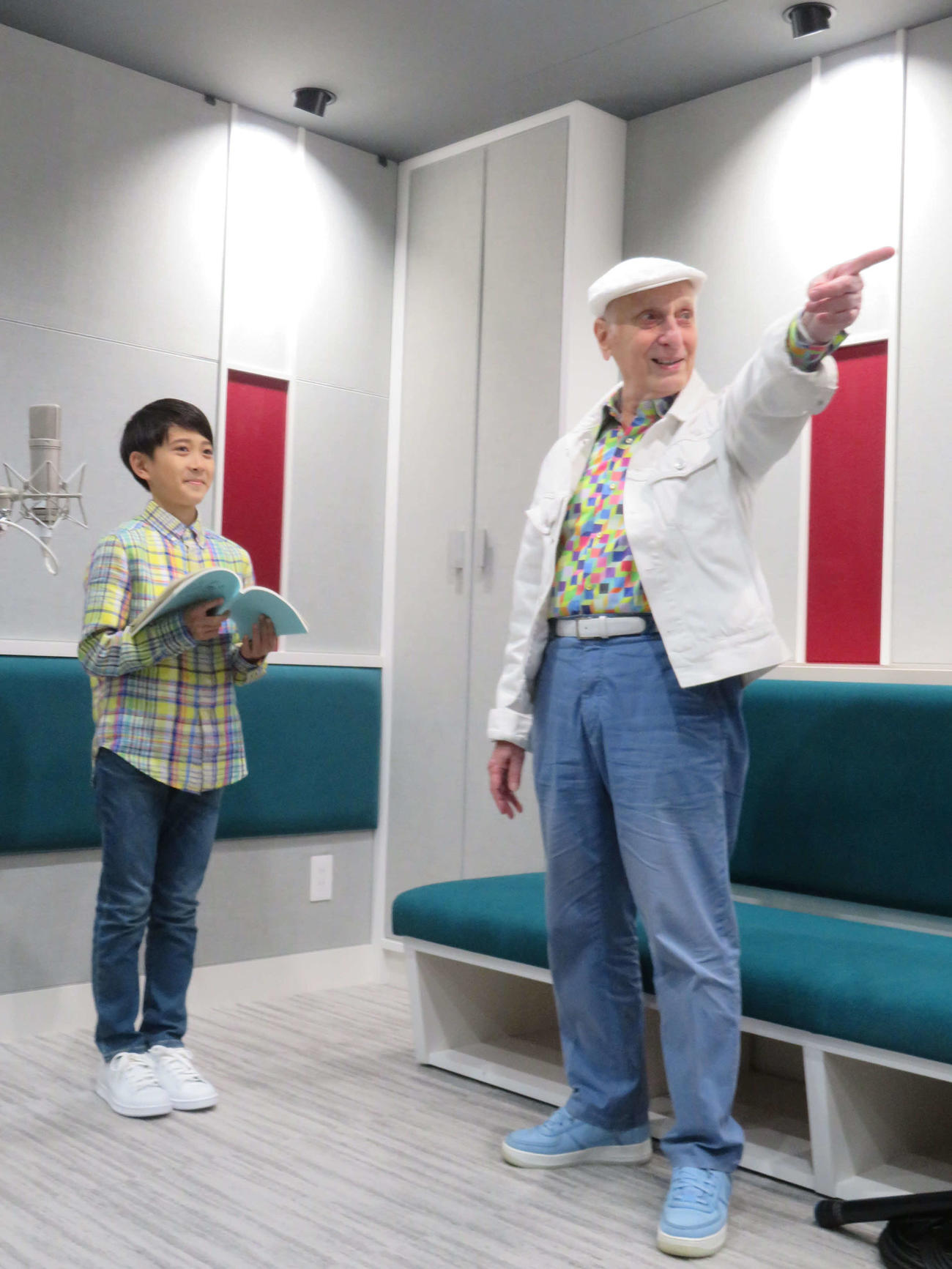 アニメ映画「古の王子と3つの花」公開アフレコでミッシェル・オスロ監督（右）の演出を受ける市川新之助（撮影・村上幸将）