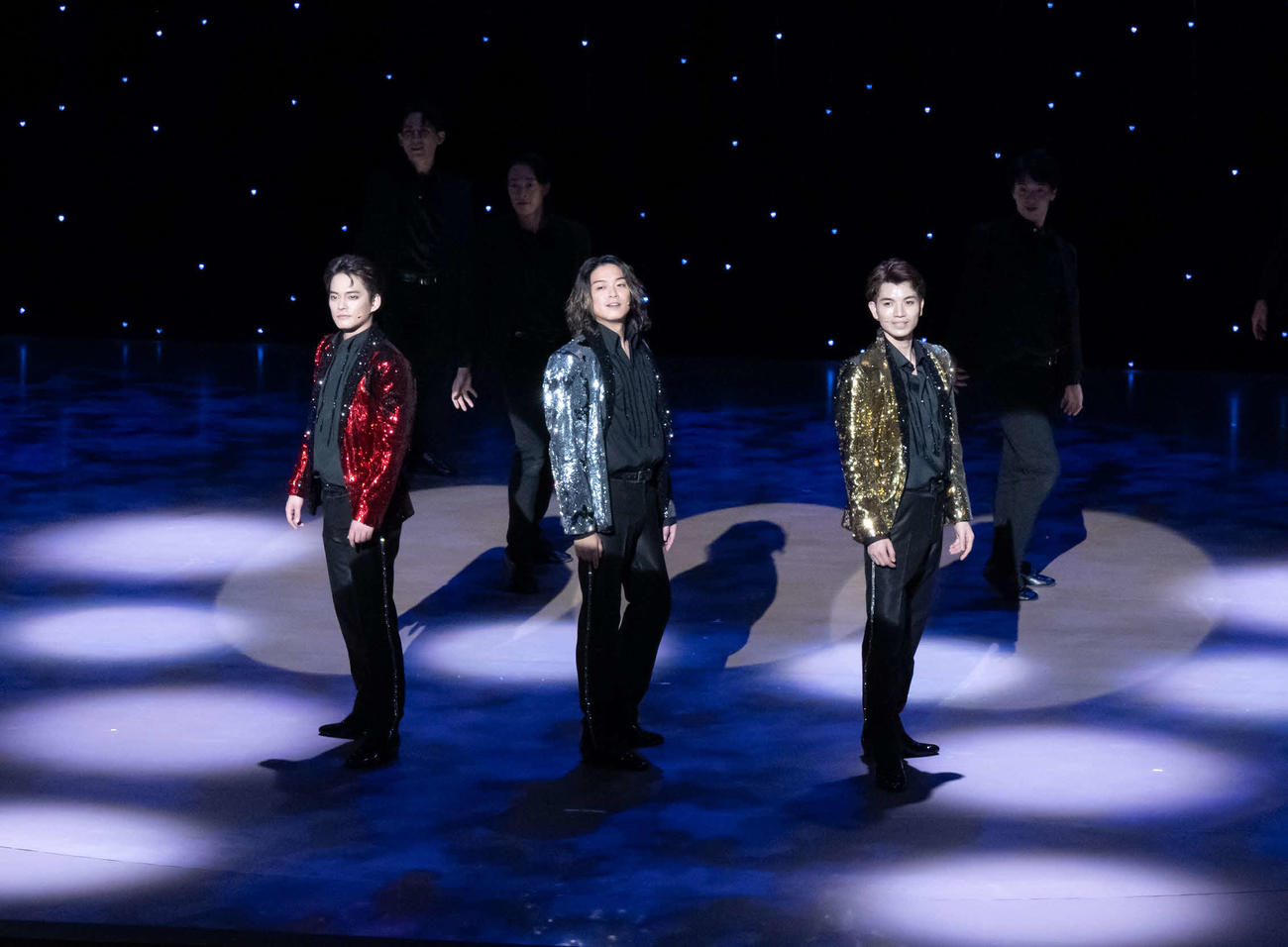 「情熱」を歌う、左から中山優馬、Hey！Say！JUMP高木雄也、SixTONES高地優吾