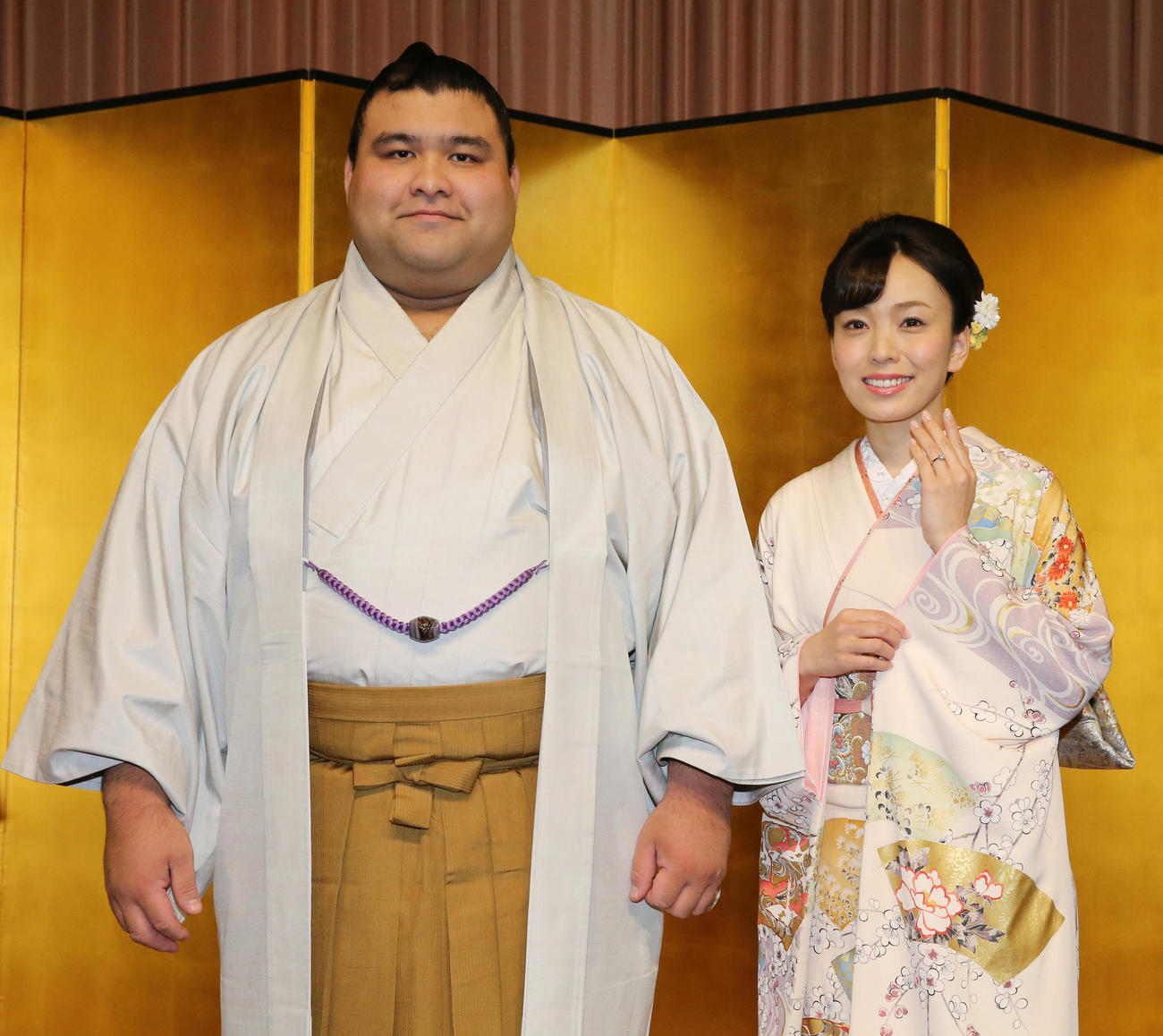 2019年10月、婚約会見に臨んだ高安と演歌歌手の杜このみ