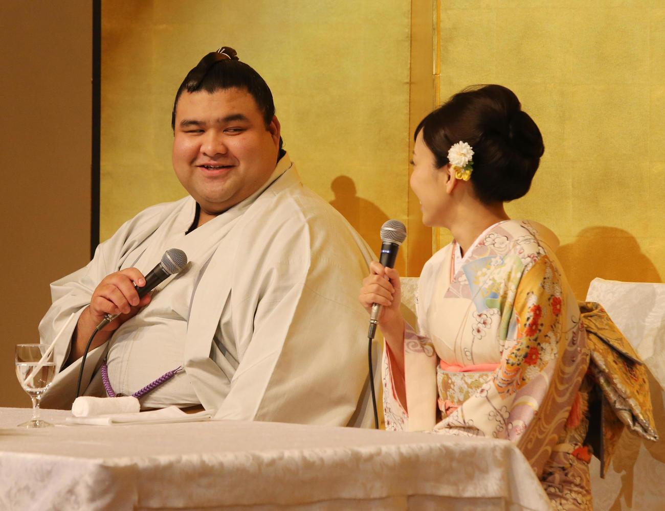 2019年10月、婚約会見に臨んだ高安と演歌歌手の杜このみ