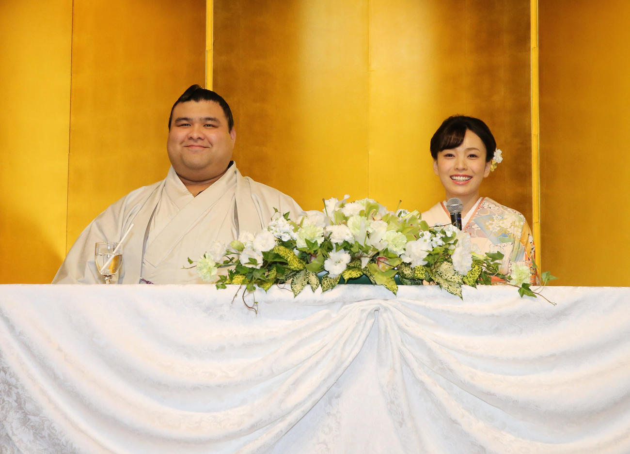 2019年10月、婚約会見に臨んだ高安と演歌歌手の杜このみ