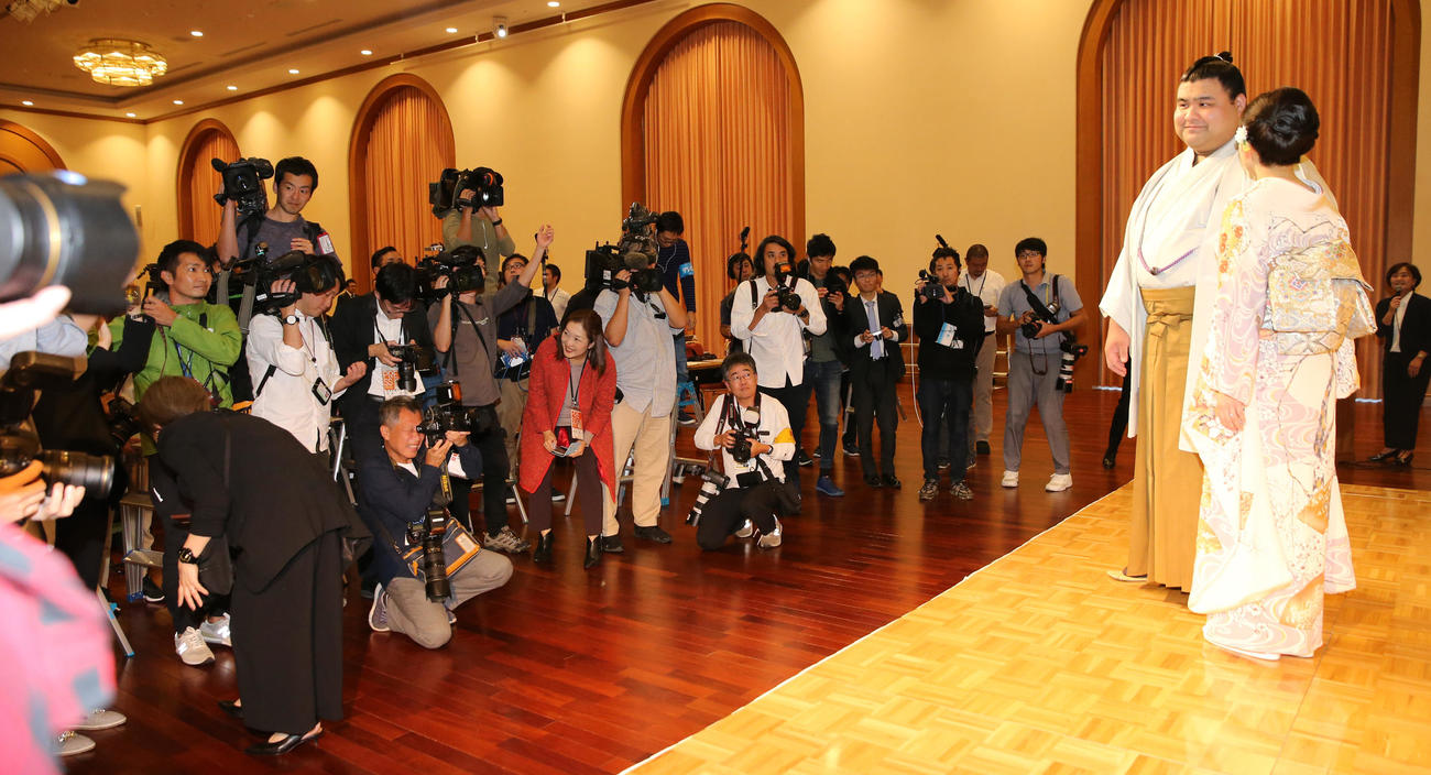 2019年10月、婚約会見に臨んだ高安と演歌歌手の杜このみ