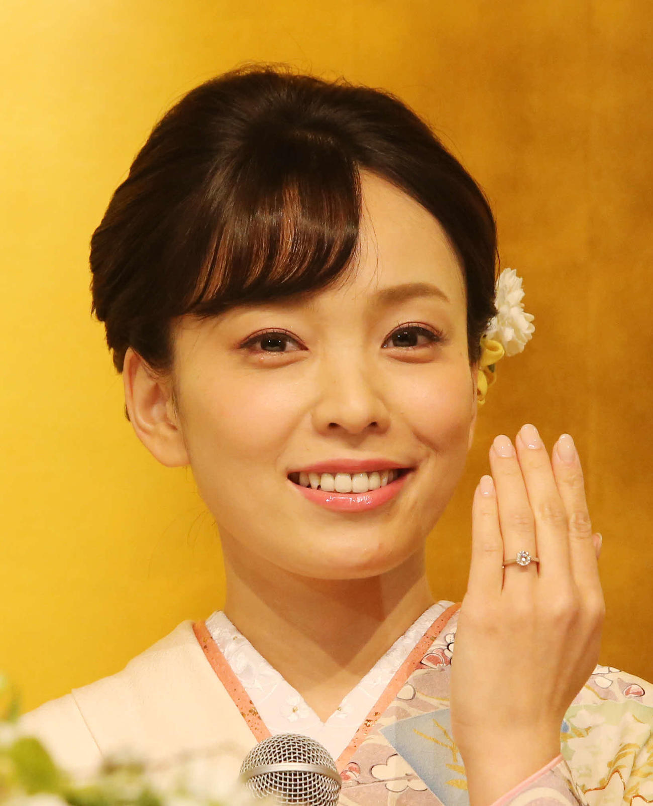 2019年10月、婚約会見に臨んだ高安と演歌歌手の杜このみ