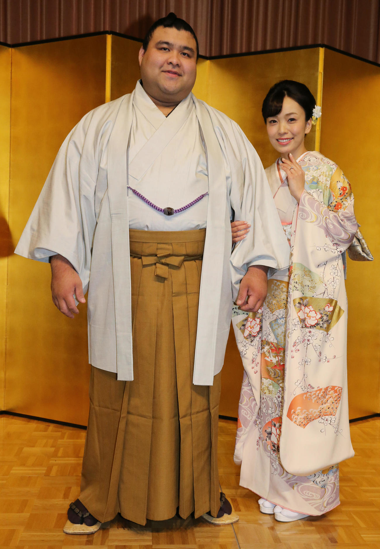 2019年10月、婚約会見に臨んだ高安と演歌歌手の杜このみ