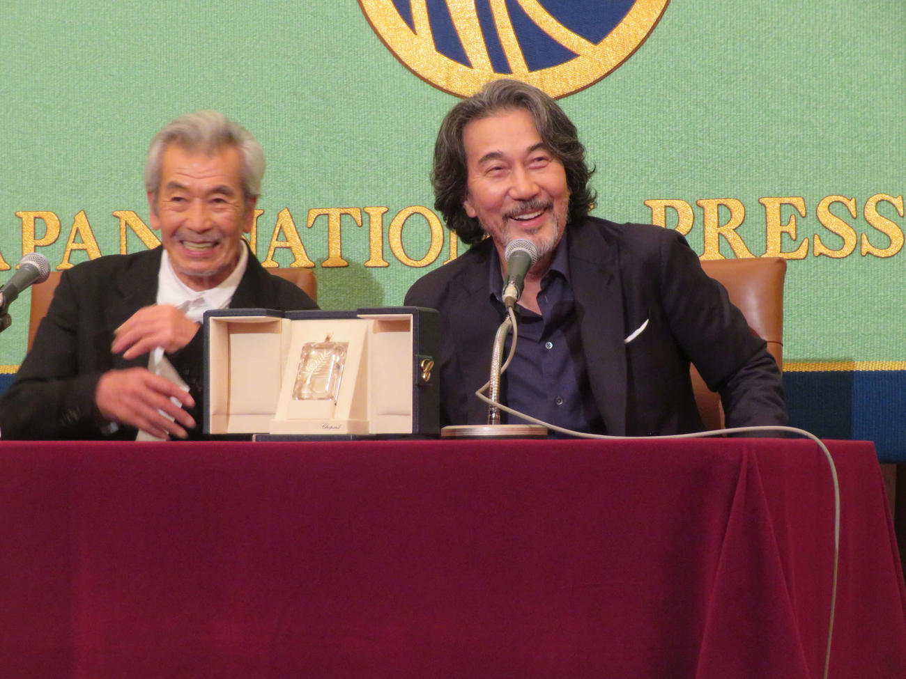 日本記者クラブで会見を開いた田中泯（左）と役所広司（撮影・村上幸将）