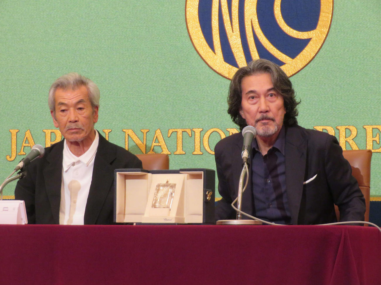 日本記者クラブで会見を開いた田中泯（左）と役所広司（撮影・村上幸将）