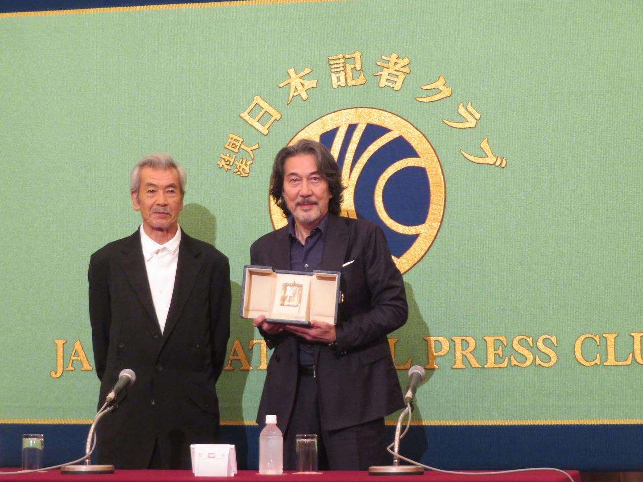 日本記者クラブで会見を開いた田中泯（左）と役所広司（撮影・村上幸将）