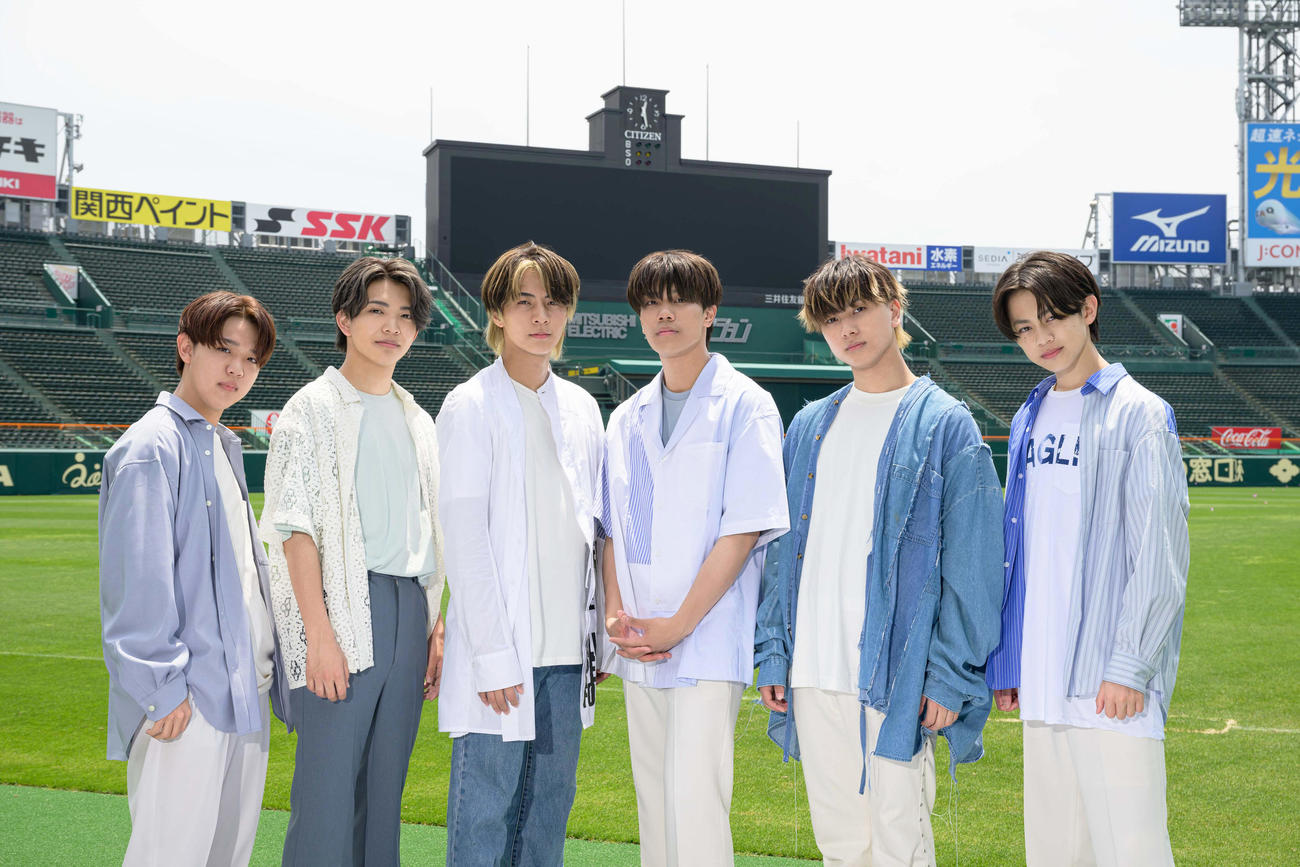甲子園球場で高校野球応援ソング「フォトグラフ」の手話ダンスを収録したLIL LEAGUE（C）ABCテレビ