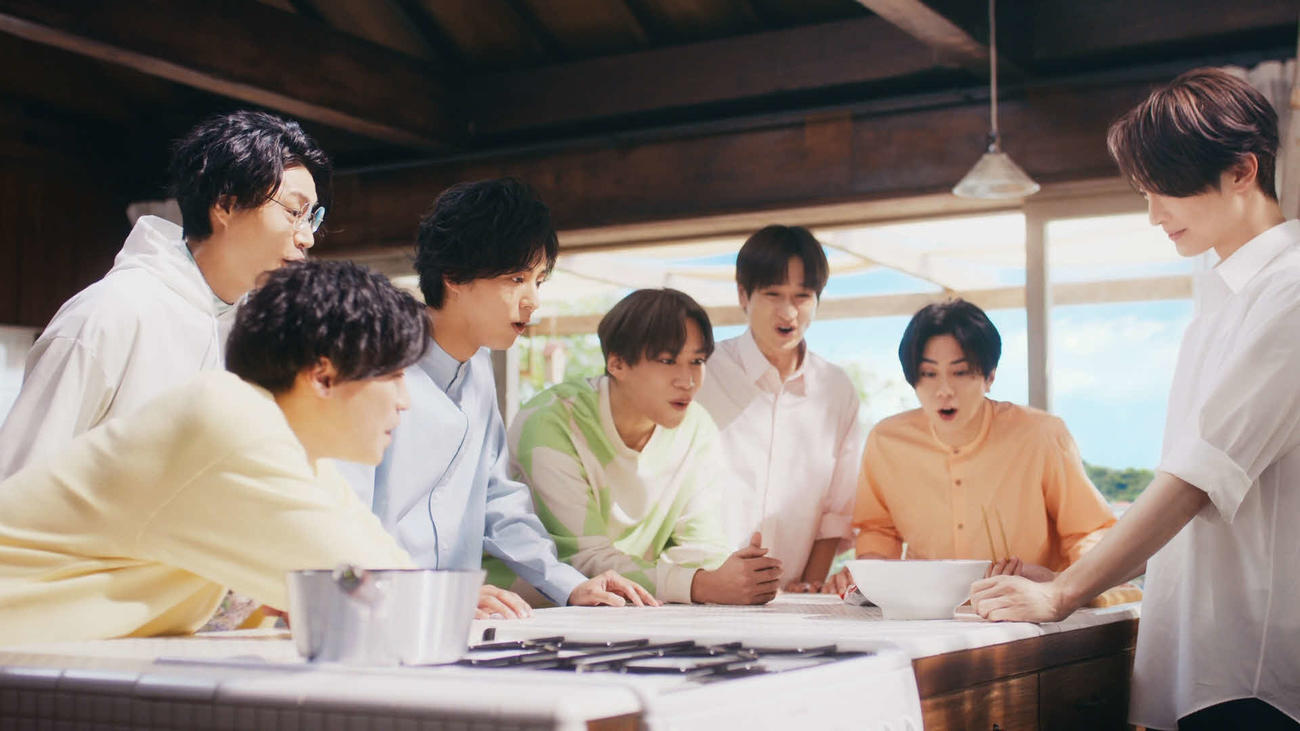 「サッポロ一番」の新CMに出演するKis－My－Ft2。手前左から二階堂高嗣、横尾渉、藤ケ谷太輔、千賀健永、宮田俊哉、北山宏光、玉森裕太