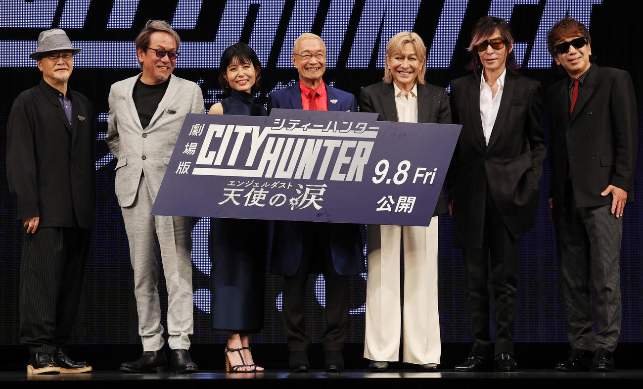 「劇場版シティーハンター　天使の涙」＝プレス発表イベントに登場した左からこだま兼嗣総監督、堀内賢雄、沢城みゆき、神谷明、TMネットワークの小室哲哉、宇都宮隆、木根尚登（撮影・野上伸悟）