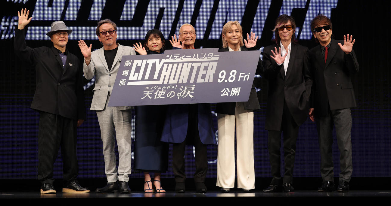 「劇場版シティーハンター　天使の涙」＝プレス発表イベントに登場した左からこだま兼嗣総監督、堀内賢雄、沢城みゆき、神谷明、TMネットワークの小室哲哉、宇都宮隆、木根尚登（撮影・野上伸悟）