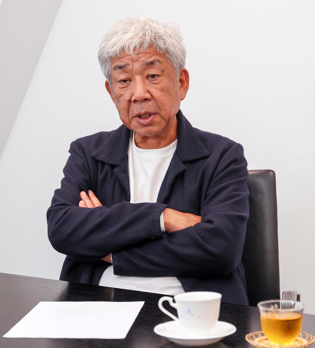 真剣な表情でインタビューに答える大崎洋氏（撮影・上山淳一）