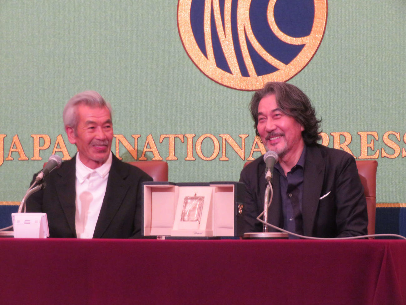 日本記者クラブで会見を開いた田中泯（左）と役所広司（撮影・村上幸将）