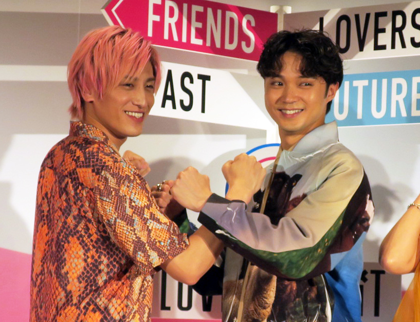 アマゾンオリジナル「ラブ　トランジット」配信記念イベントで。左から、EXIT兼近大樹、磯村勇斗