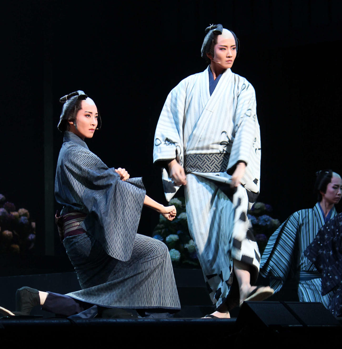 宝塚バウホール初主演作に臨んだ礼華はる（右）と、親友役にふんした彩海せら（撮影・村上久美子）